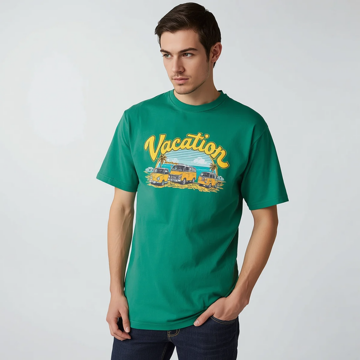 Mann trägt ein grünes T-Shirt mit "Vacation"-Schriftzug und Auto-Grafik zu dunklen Jeans vor hellem Hintergrund.