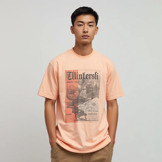Mann trägt ein pfirsichfarbenes T-Shirt mit retro-inspiriertem Grafikprint zu beigen Hosen vor hellem Hintergrund.   